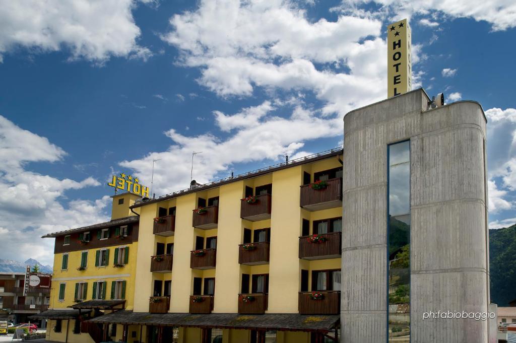 Hotel Ferrovia Calalzo di Cadore エクステリア 写真